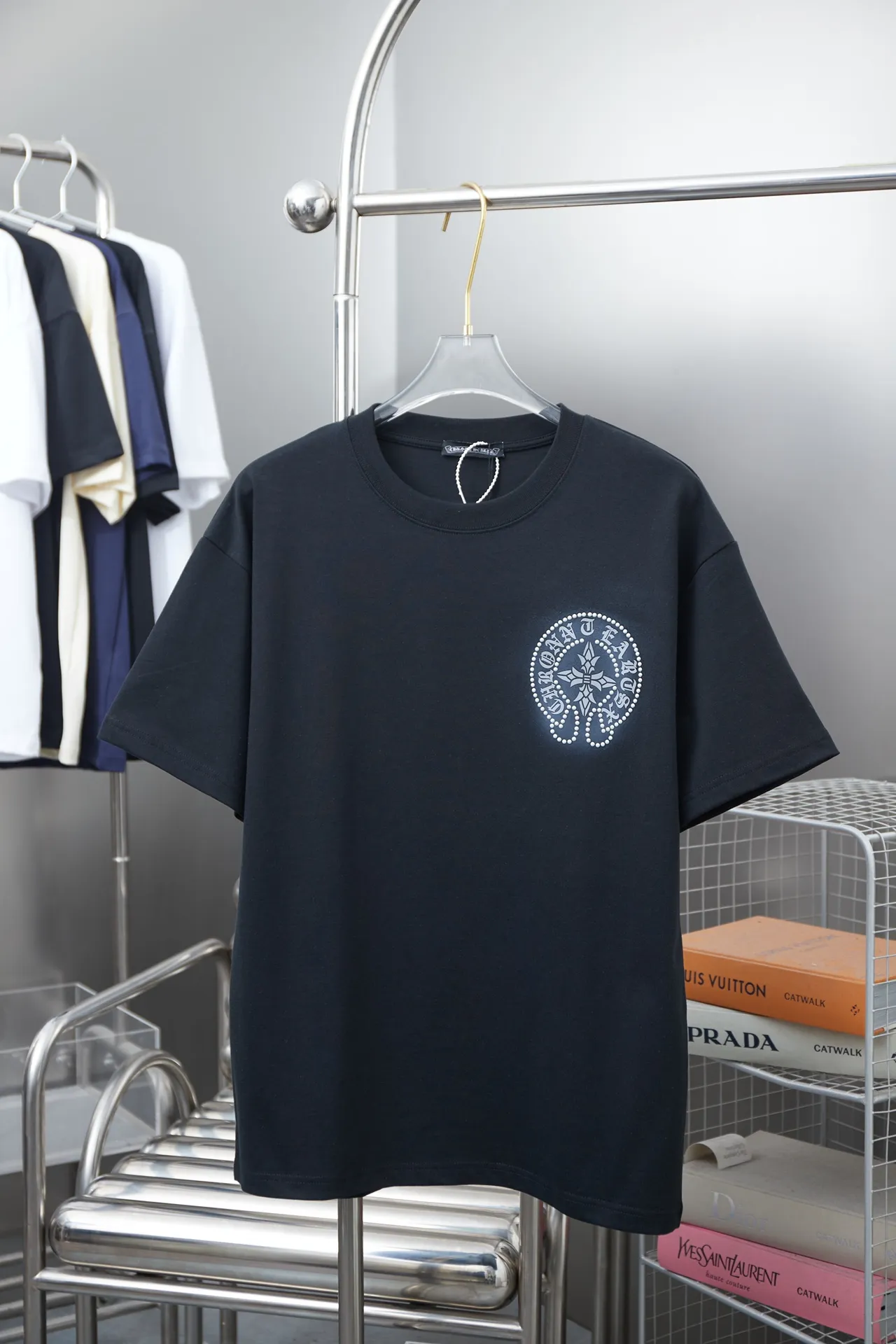 🅿️230 Ch*ome Hearte 25SS new style for early spring, Crow heart hot diamond short sleeves, light luxury, essential item for daily commuting for men and women, correct version, welcome to compare, detailed features · 320g 100% pure cotton double yarn jersey fabric · Custom dyed in the same vat, special thickened 32 pieces double-stranded 1X1 thread · Imported Australian matte pearlescent diamonds ➕artificial spray color ➕thick letter logo · Double-needle sewing and cross-seam technology · Original main mark, washed tag, brand moisture-proof paper packaging Color: black/white Size: S/M/L/XL